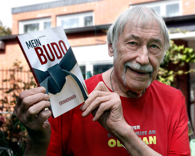 Klaus M&ouml;wius mit seinem Buch - MEIN BUDO